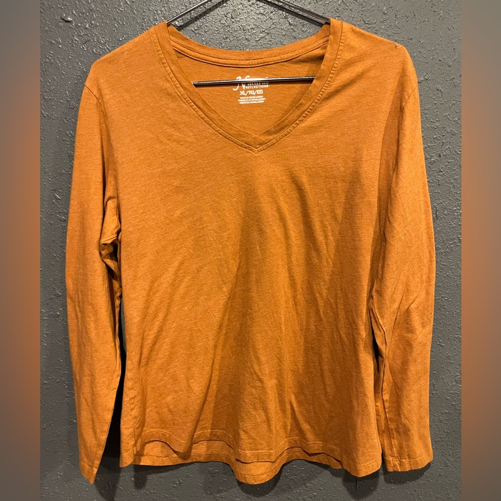 Natural reflections v-neck long sleeve in great condition.
